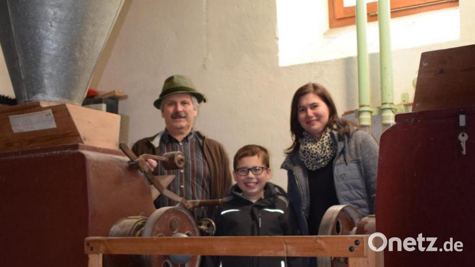 Drei Generationen auf der Senkendorfer Mühle: Müller Hans Wopperer (68) , Enkel Marvin (11) und Tochter Andrea Heining (42). Sie ist seit zwei Jahren Inhaberin der Mühle. Bild: szl