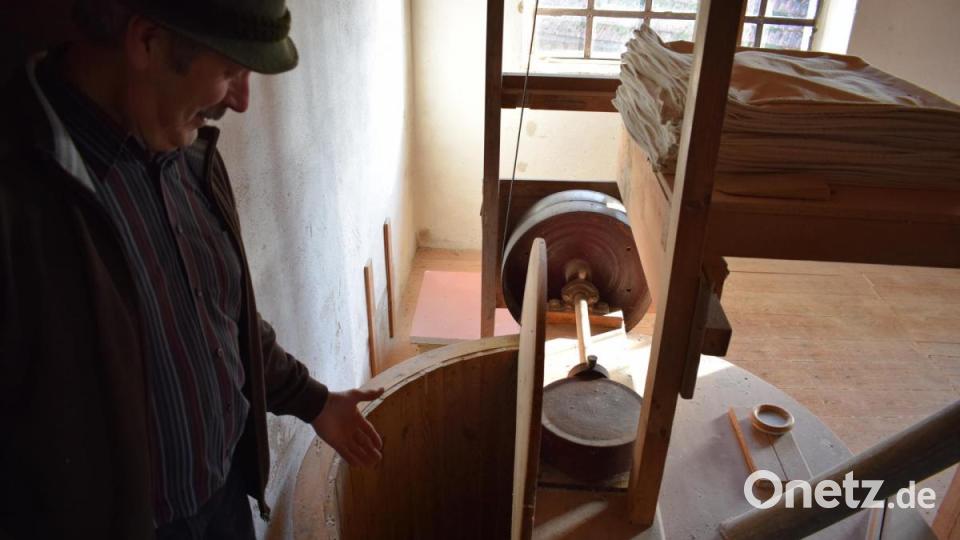 Hier zeigt Hans Wopperer in die Mehlmischanlage. Die Mühle lief 2017 zum letzten Mal. Seither legen sich Staub und Spinnweben über die Anlage. Tochter Andrea will dort irgendwann Mühlenführungen anbieten. Bild: szl