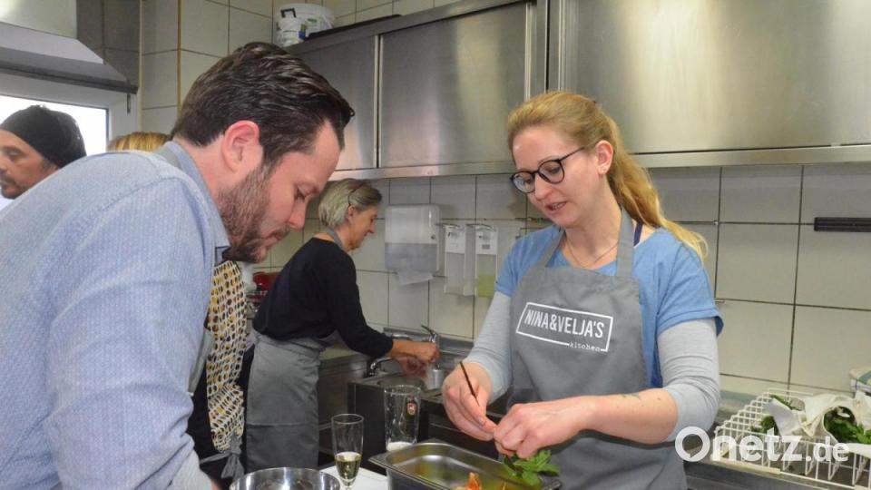 Bei der Zubereitung der Tapas helfen alle zusammen. Bild: Kunz