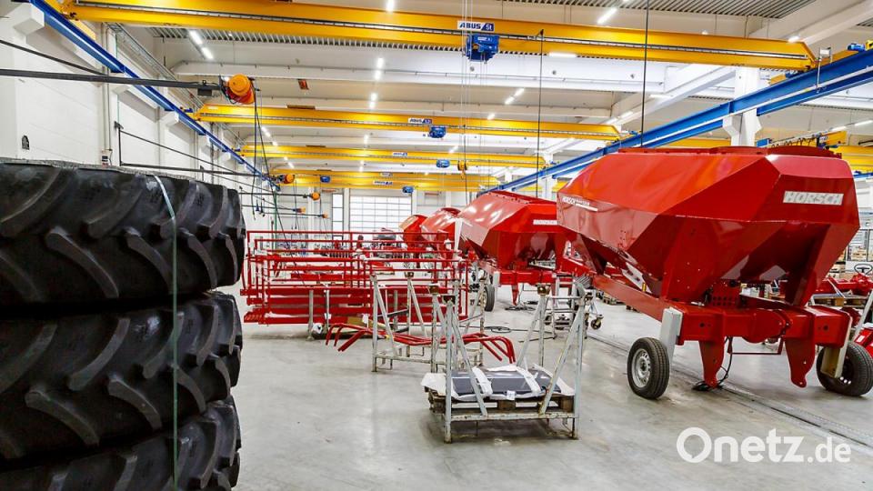 In Linienfertigung werden die Landmaschinen produziert und werden von Station zu Station weiterbewegt. dazu laufen in Schienen im Boden Transporteinrichtungen. Bild: Hösamer
