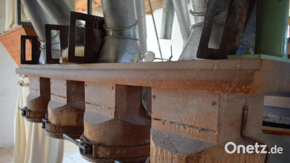 Die Mühle baute Hans Wopperers Großvater nach dem Zweiten Weltkrieg vor 70 Jahren ein. Das Gerät ist immer noch funktionstüchtig. Im Rohrboden (mittlere Etage) werden die ausgesiebten Mehle in der Mehlsammelschnecke aufgefangen. Hier können nun verschiedene Mehltypen erstellt werden. Die übrigen Rohre verbinden die Plansichter mit den Walzenstühlen, um das noch grobe Mahlgut weiter zu zerkleinern. Bild: szl