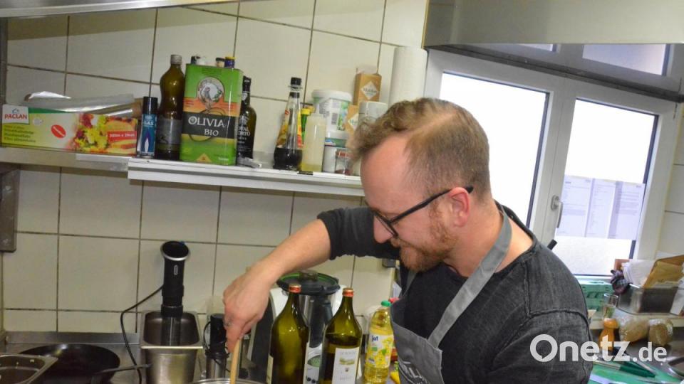 Bei der Zubereitung der Tapas helfen alle zusammen. Bild: Kunz