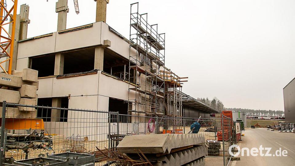 Am Büro- und Sozialgebäude wird noch gebaut. Bild:  Hösamer