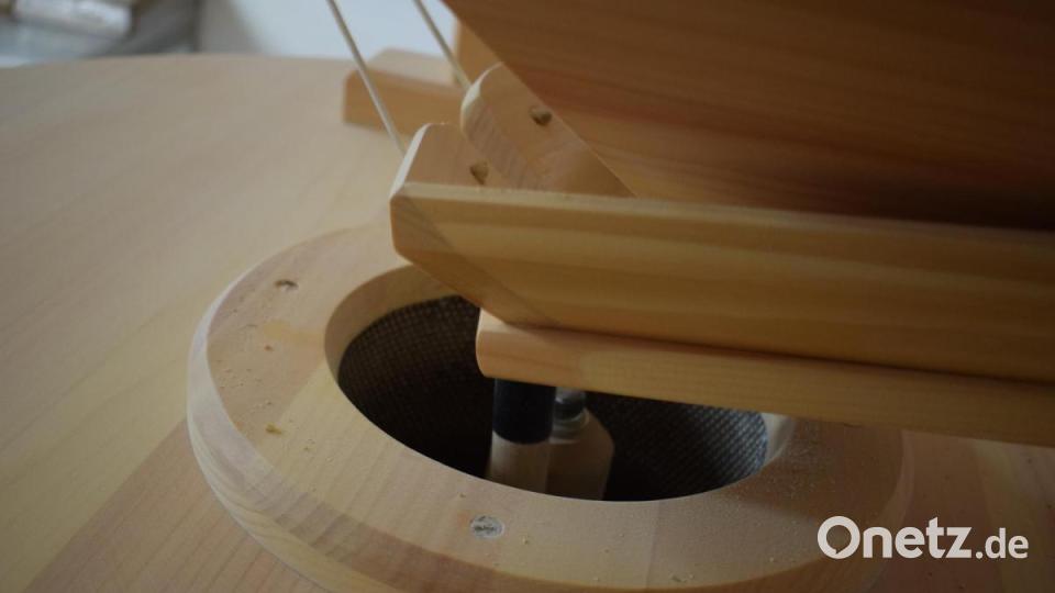 Die kleine Mühle funktioniert wie die große. Von oben wird das Korn über einen Trichter in den Walzstuhl gefüllt. Durch den Mahlstein wird das Korn zu Vollkornmehl gemahlen. Bild: szl