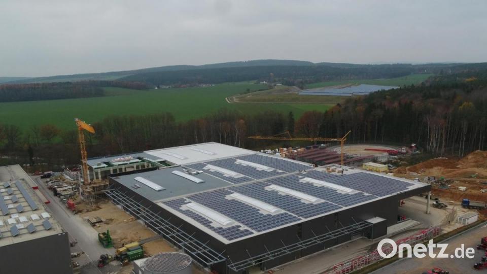 Im Vordergrund sind die neue Hallen für Logistik und Produktion, dann folgt der Büro- und Sozialtrakt und schräg dahinter das teilüberdachte Lager. Bild: exb/Horsch