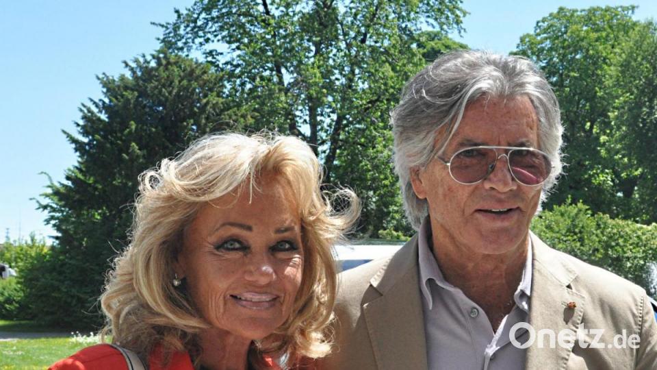 Hella und Pierre Brice im Mai 2011 beim gemeinsamen Besuch im Fuggerschloss Kirchheim. Bild: Kunz