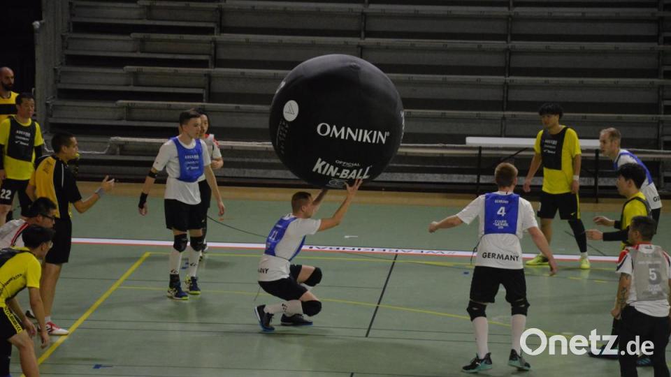 Bei der Kin-Ball-WM hieß es Fingerspitzengefühl zu beweisen, um sich gegen die anderen Mannschaften durchzusetzen. Bild: exb