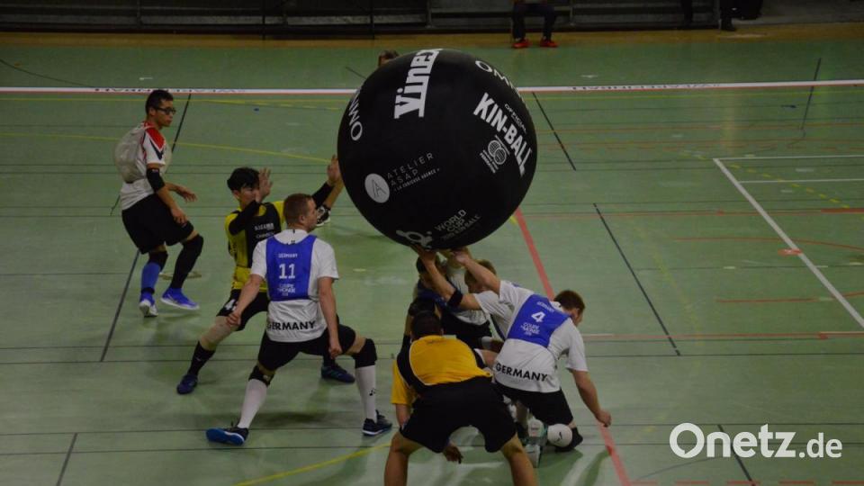 Um den Ball nach einem Angriff wieder unter Kontrolle zu bringen, müssen immer alle Mannschaftsmitglieder den Ball berühren. Bild: exb