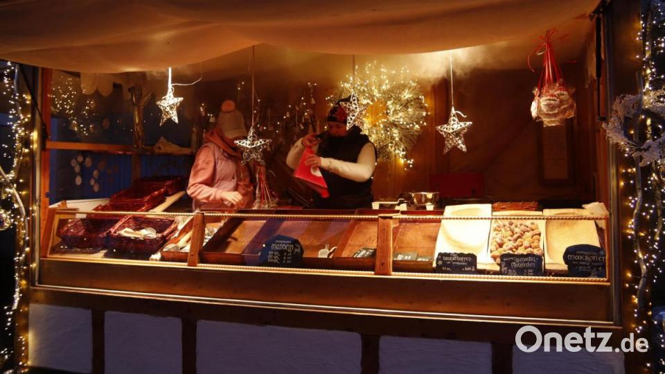 Frisch gebrannte Mandeln haben eine magische Anziehungskraft, auch wenn der Stand noch gar nicht fertig eingeräumt ist. Bild: mfh