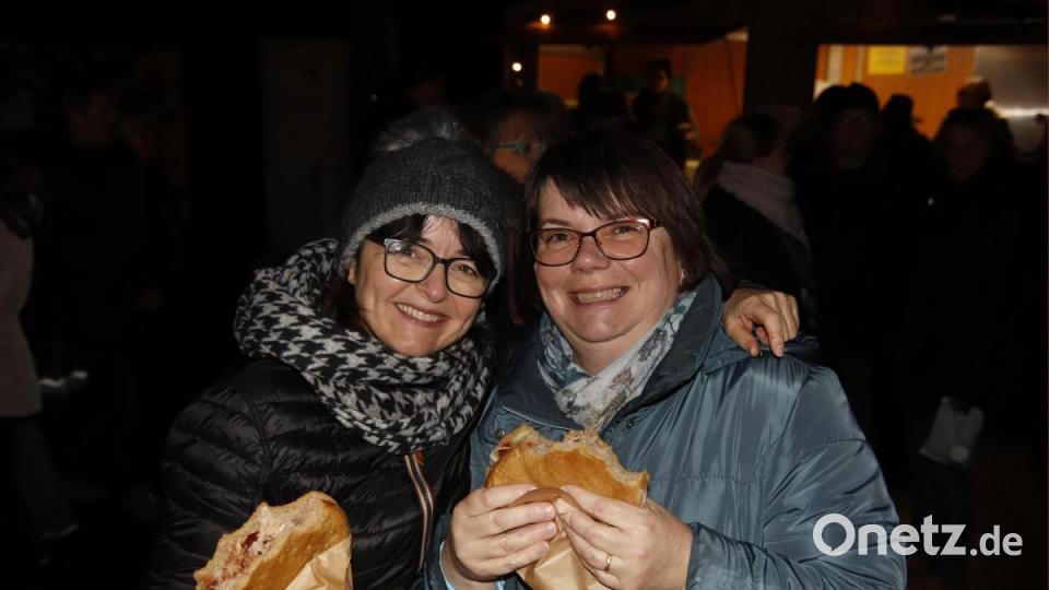 Die Kälte macht hungrig. Das Essensangebot ist vielfältig, und es schmeckt! Bild: mfh