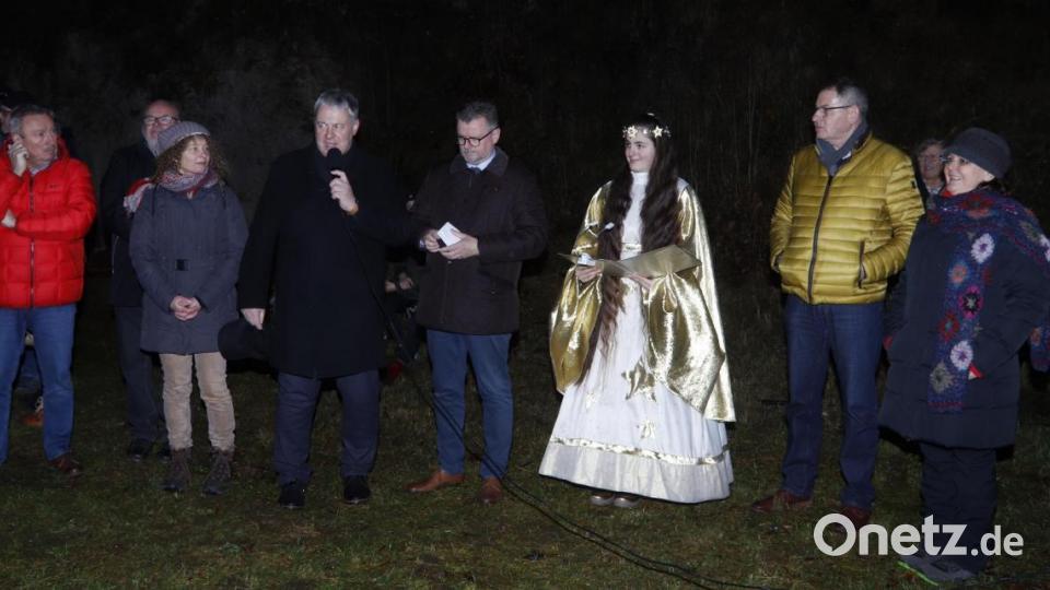 Landrat Richard Reisinger gratuliert der Stadt und den Organisatoren, den Weihnachtsmarkt in diesem wunderschönen Ambiente auf der Schanze neu aufzulegen. Bild: mfh