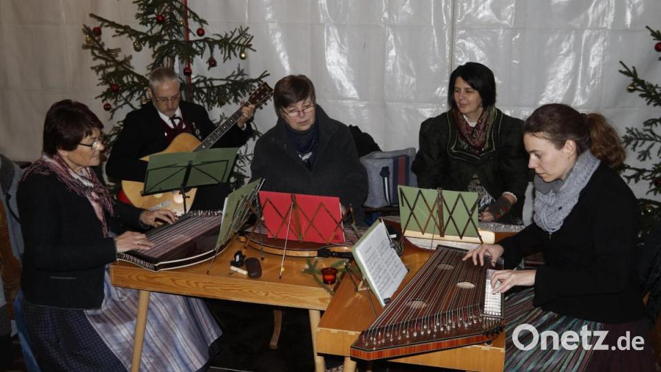 Die Stubenmusik des Heimat- und Trachtenvereins Stamm zaubert weihnachtliche Stimmung in das beheizte Fuchsbeck-Zelt. Bild: mfh