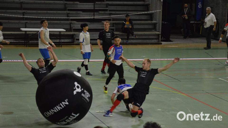 Tobias Hör (rechts) war dieses Jahr Teilnehmer bei der Kin-Ball Weltmeisterschaft in Frankreich und spielte für das deutsche Team. Bild: exb