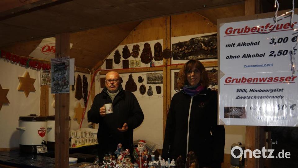 Dritter Bürgermeister Hans-Jürgen Reitzenstein leistet seinen Dienst am Stand des Bergknappenvereins. Bild: mfh