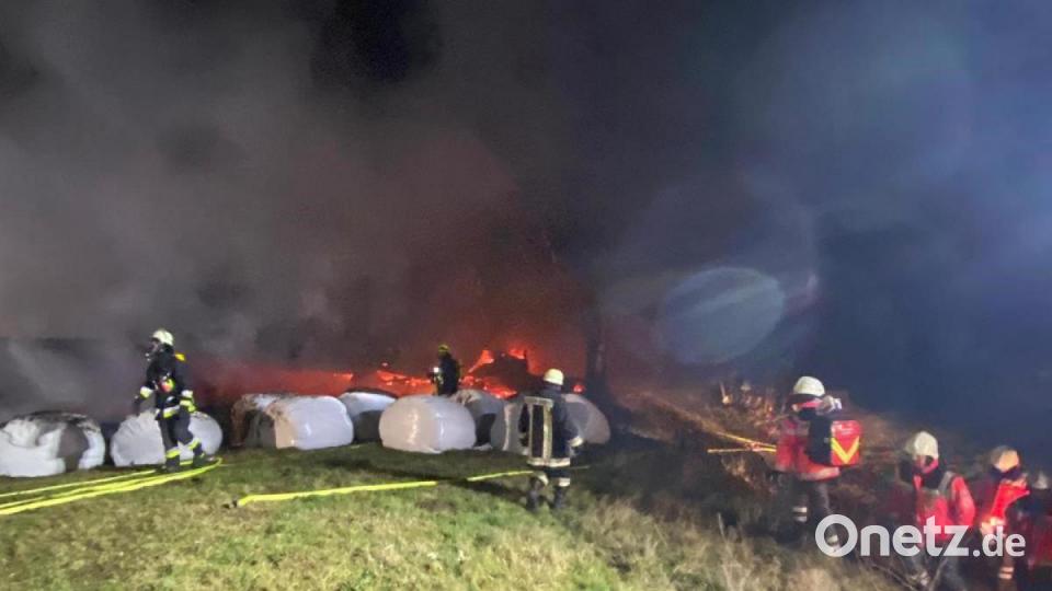 Aktive von rund zehn Feuerwehren halfen bei den Löscharbeiten. Bild: Feuerwehr Marktredwitz