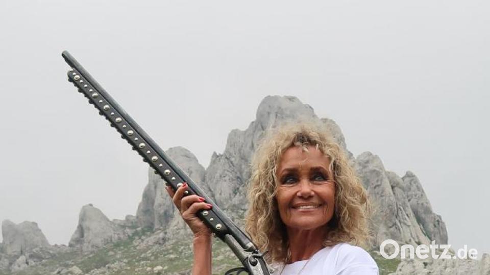 Hella Brice mit Silberbüchse vor dem Schicksalsberg Winnetous in Kroatien. Bild: Kunz