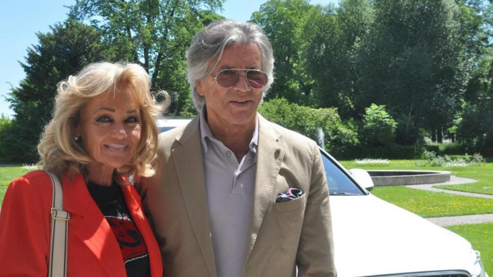 Hella und Pierre Brice im Mai 2011 beim gemeinsamen Besuch im Fuggerschloss Kirchheim. Bild: Kunz