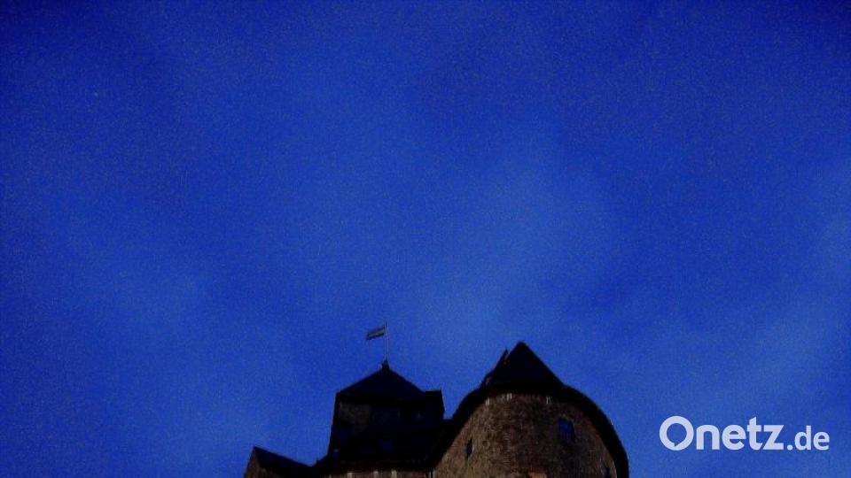 Eine besondere Stimmung zauberte die Dämmerung, die den abendlichen Burghimmel in blaues Licht tauchte. Bild: wro