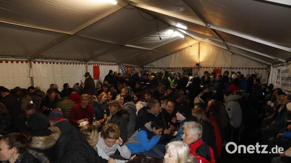 Samstagabend im Fuchsbeckzelt. Kein Platz mehr frei. Es spielt Jack Heroes. Bild: mfh
