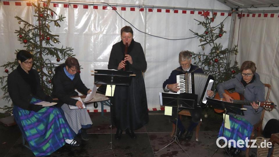 Die Birgländer Sängerinnen und Stubenmusik zauberten am Samstag weihnachtliche Stimmung ins Zelt.. Bild: mfh
