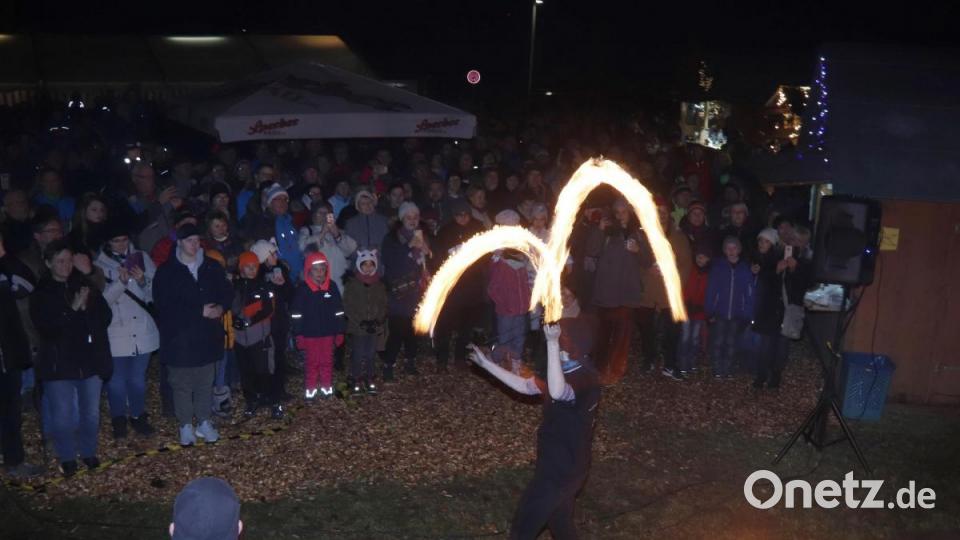 Die Feuershow begeisterte die Besucher auf der Schanze. Bild: mfh