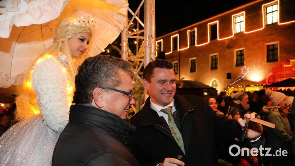 Ein Selfie mit der Eisprinzessin: Landrat Thomas Ebeling und Bürgermeister Martin Birner in bester Laune. Bild: GERHARD GOETZ
