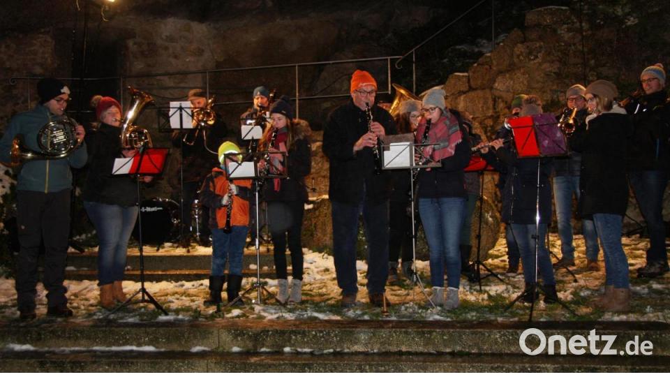 Musikalisch eröffnet wurde der 4. kunsthandwerkliche Adventsmarkt von der Blaskapelle Falkenberg, die auch später noch aufspielte. Bild: wro