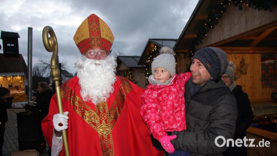 Kurz vor Einbruch der Dunkelheit ließ sich der Heilige Nikolaus sehen, um die Kinder und deren Eltern zu begrüßen. Bild: wro