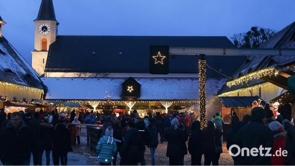 Der Friedenfelser Weihnachtsmarkt zieht jedes Jahr viele Besucher an. Trotz des nasskalten Wetters strömten die Gäste auch heuer in den Ökonomiehof. Bild: bsc