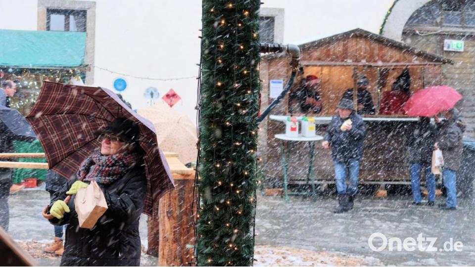 Heftiger Wind, peitschender Regen und gewaltige Schneegestöber begleiteten die Eröffnung des 15. Friedenfelser Weihnachtsmarktes. Bild: bsc