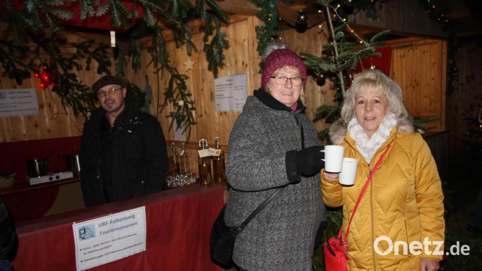 Viele Vereine – wie hier z. B. der Tourismusverein, der sich mit der UBF einen Stand teilte - lockten die Besucher an, um ihre Angebote an den Mann bzw. an die Frau zu bringen. Bild: wro