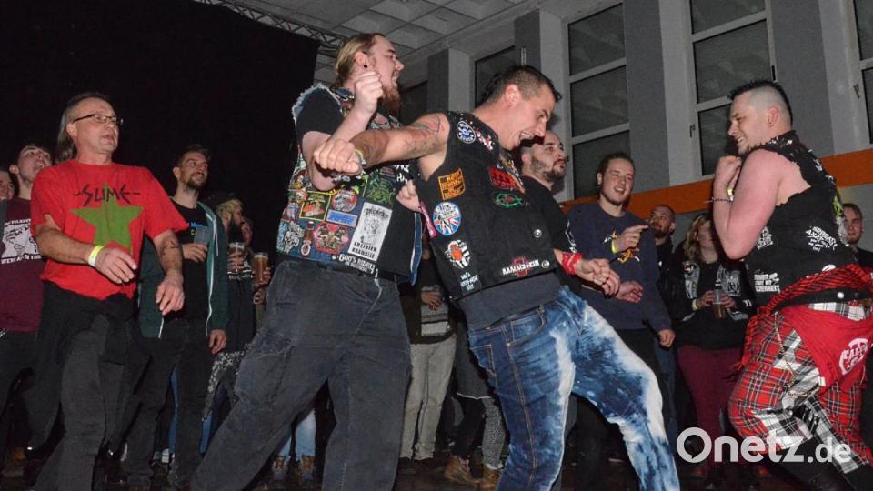Voller Körpereinsatz wie stoßen, anstoßen, wegstoßen - kurz Pogen - erlaubt und gehört bei einem Punkt-Festival einfach dazu. Bild: Kunz