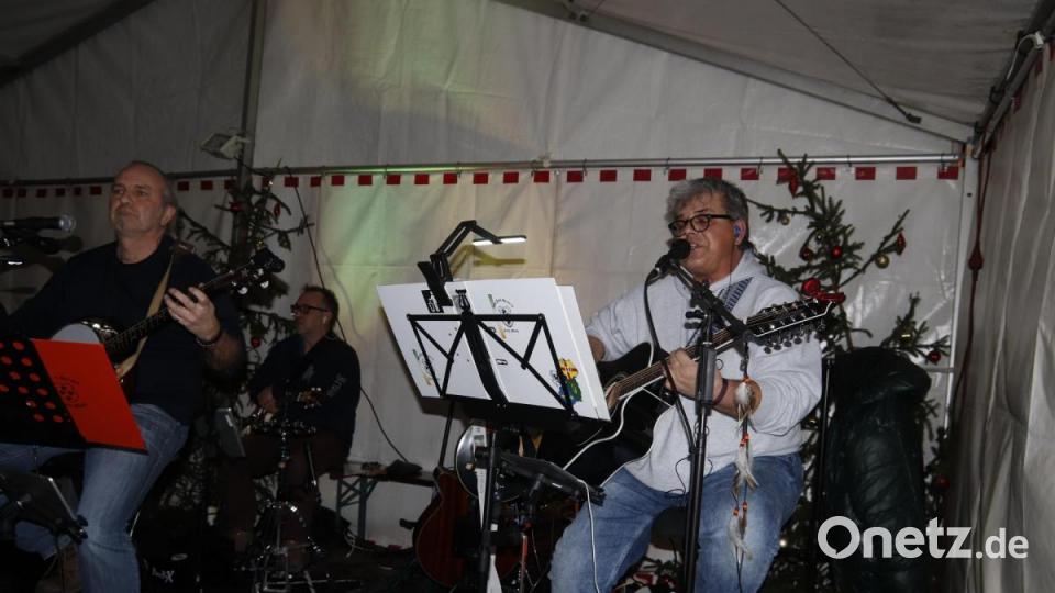 Jacks Heroes spielten am Samstag im beheizten Zelt. Bild: mfh