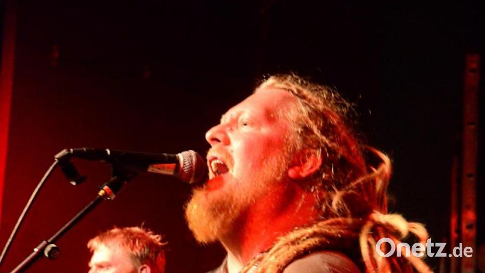 Aus der Kieler Gegend kommen &quot;Absturtz&quot; mit ihrem Frontmann Hannes Gross. Bild: Kunz