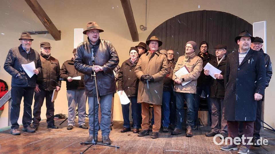 Nach der Einstimmung durch den Männergesangverein „Frohsinn“ Friedenfels (hinten) mit Dirigent Horst Straub (Zweiter von rechts), dankte Bürgermeister Gottfried Härtl den vielen Helfern. Bild: bsc