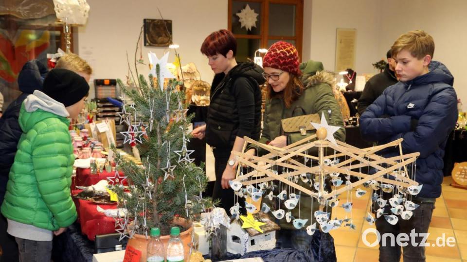 Viel weihnachtliche Deko war im Angebot. Bild: GERHARD GOETZ