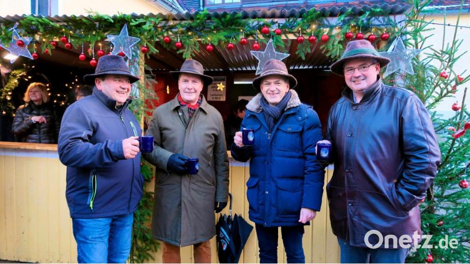 Landratskandidat Roland Grillmeier (Zweiter von rechts) gratulierte den Verantwortlichen und Unterstützern des Friedenfelser Weihnachtsmarktes (von links) Karl Wittmann, Freiherr Eberhard von Gemmingen-Hornberg und Bürgermeister Gottfried Härtl. Bild: bsc