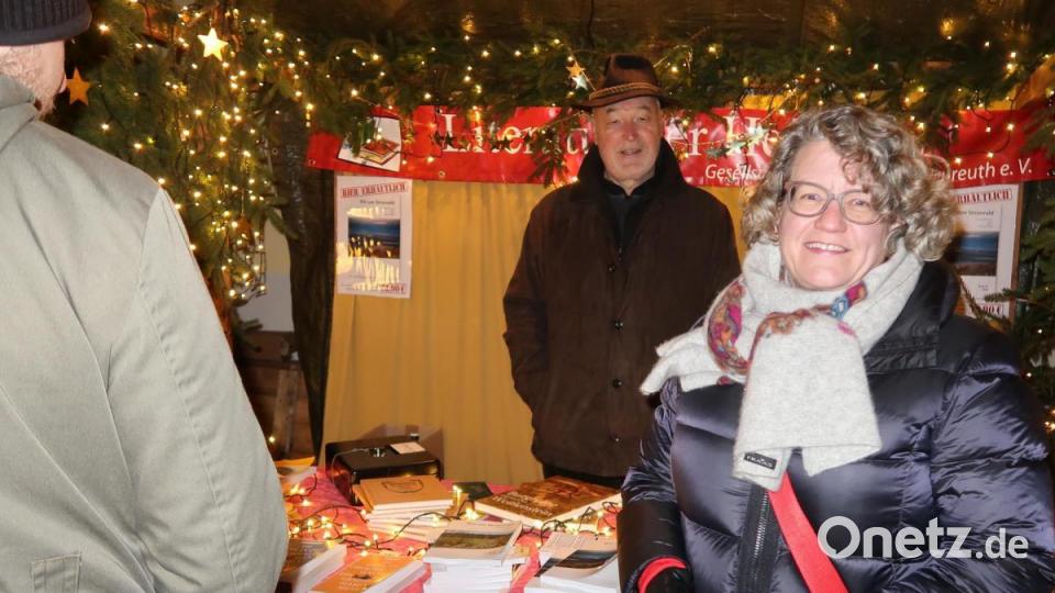 Auch Bücher über die Region sowie die Ausgabe „Wir am Steinwald“ waren ebenfalls im Verkaufssortiment. Bild: bsc