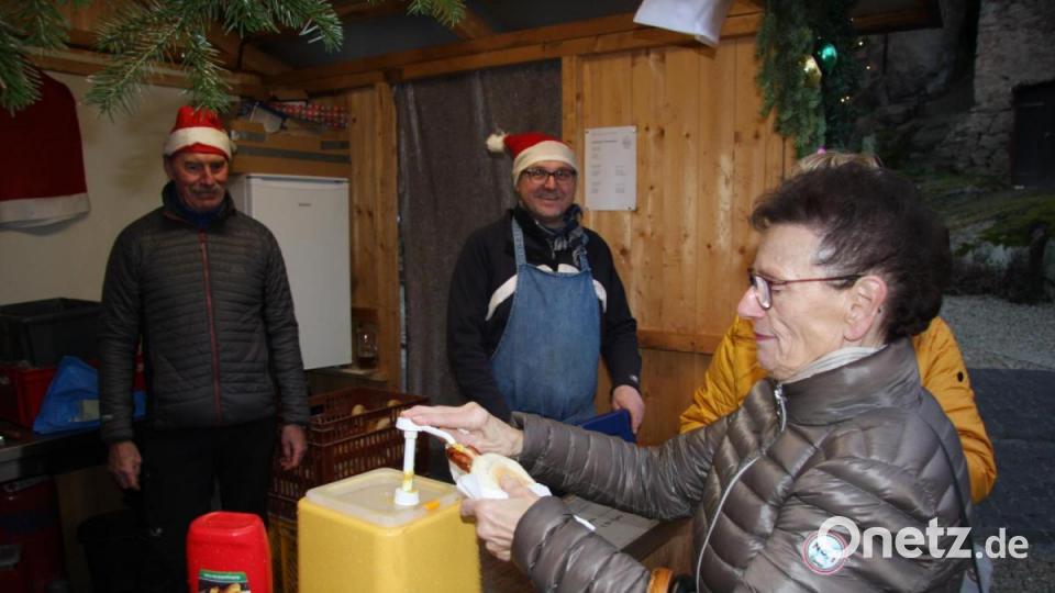 Hungrig musste keiner nach Hause gehen. Für die beliebten Bratwürste vom Grill sorgte der Oberpfälzer Waldverein. Bild: wro