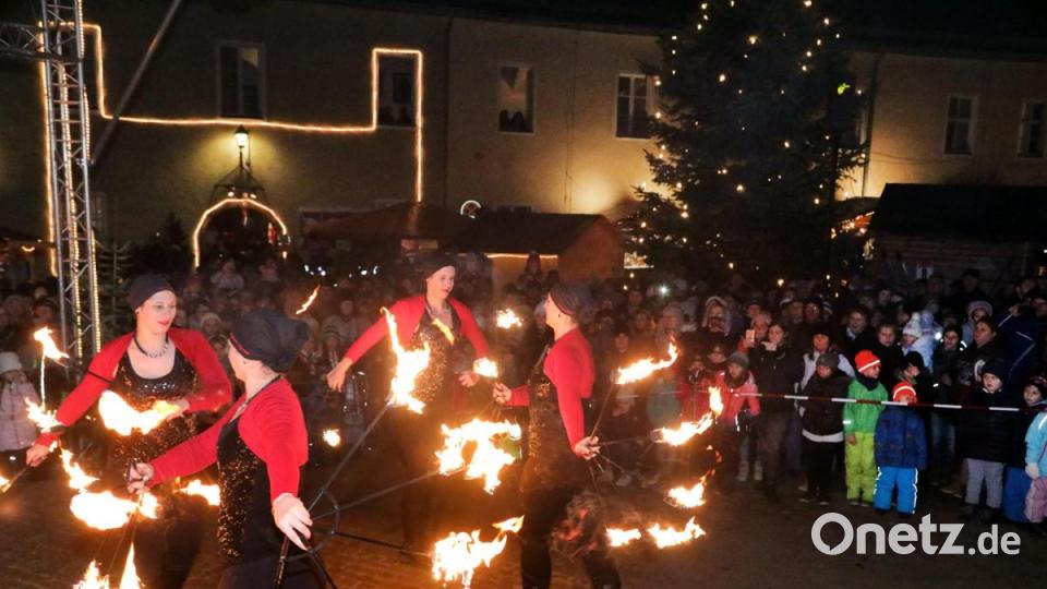 Zogen die Blicke auf sich: Die Feuerkünstlerinnen von Ameno Signum. Bild: GERHARD GOETZ