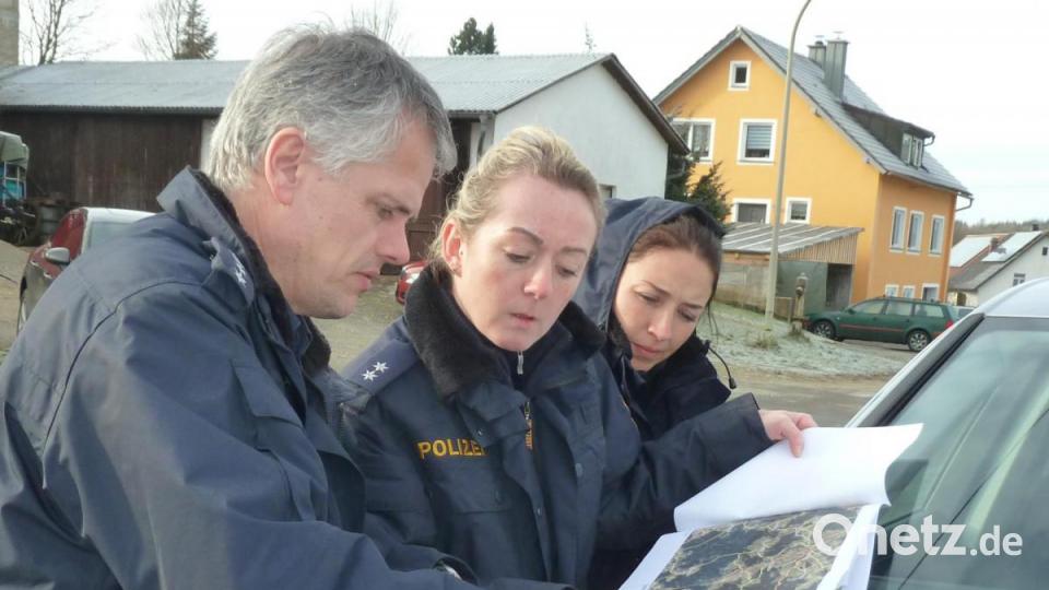 Einsatzleiter Thomas Meiler erklärt Katharina Lorenz (Mitte) und Christina Luithle von der Polizeireiterstaffel Mittelfranken, wo sie suchen sollen. Bild: Portner