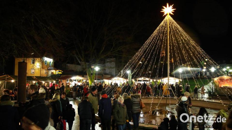 Christkindlmarkt rund um die Weihnachtspyramide im Stadtpark. Bild: JOCHEN NEUMANN 
ERBENDORF
