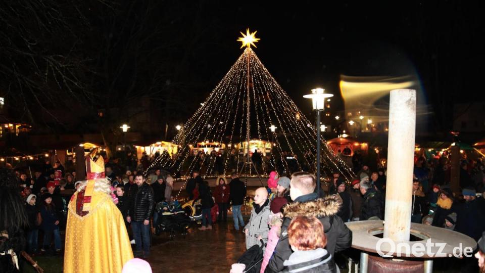 Das freute vor allem die kleinen Kinder. Der Nikolaus kam zu Besuch auf den Christkindlmarkt. Bild: JOCHEN NEUMANN 
ERBENDORF