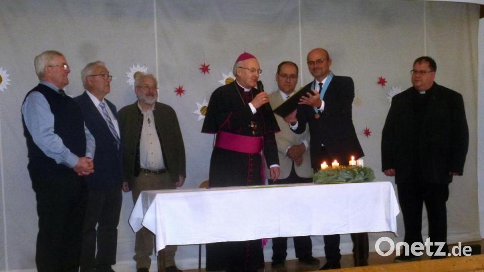 Nach dem Eintrag ins Goldene Buch verliest der Bischof seine Widmung. Bild: mad