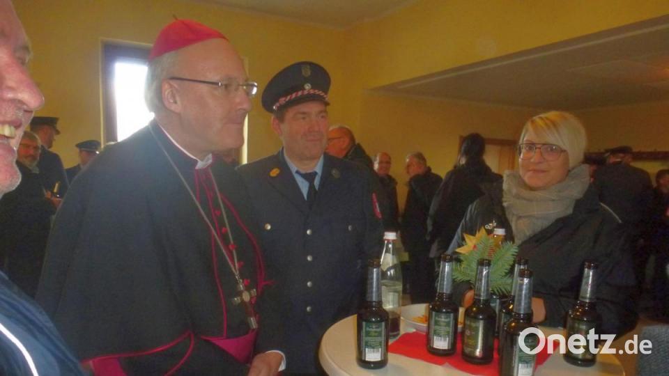 Lockere Gesprächsrunde mit dem Bischof beim Stehempfang. Bild: mad