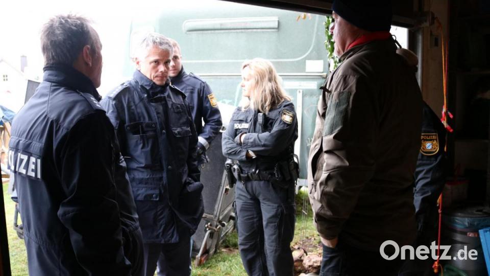 Einsatzbesprechung am Morgen mit Einsatzleiter Abschnitt-Absuche Thomas Meiler (Zweiter von links). Bild: Hubert Brunner/Polizei Vohenstrauß