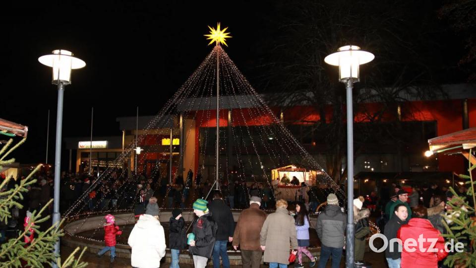 Christkindlmarkt rund um die Weihnachtspyramide im Stadtpark. Bild: JOCHEN NEUMANN 
ERBENDORF