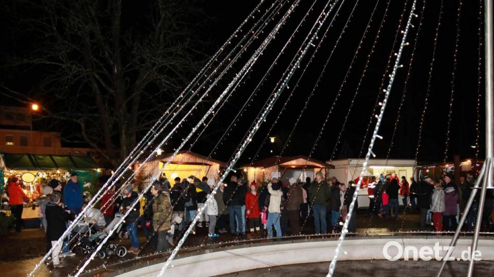 Christkindlmarkt rund um die Weihnachtspyramide im Stadtpark. Bild: JOCHEN NEUMANN 
ERBENDORF