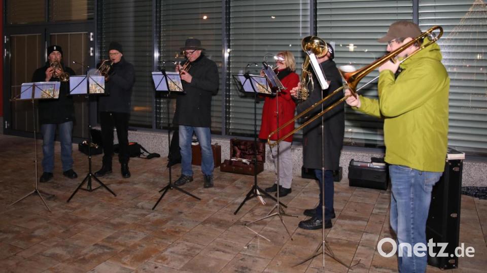Für weihnachtliche Musik sorgte der evangelische Posaunenchor. Bild: JOCHEN NEUMANN 
ERBENDORF