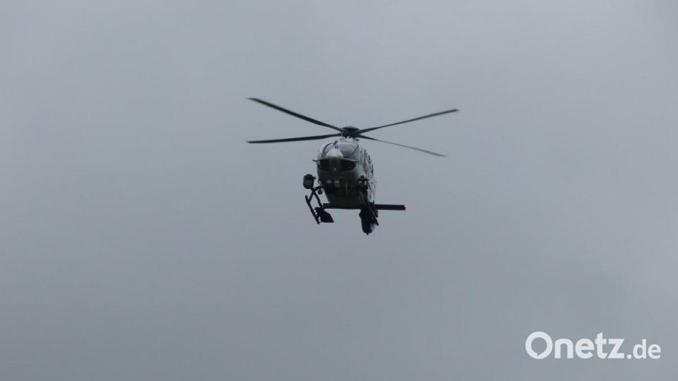 Gegen Mittag wurde ein Hubschrauber für die Suche hinzugezogen. Bild: anv